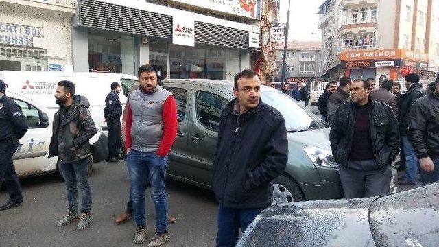 Parkmetre Uygulamasına Tepki Göstermek İçin Yolu Trafiğe Kapattılar