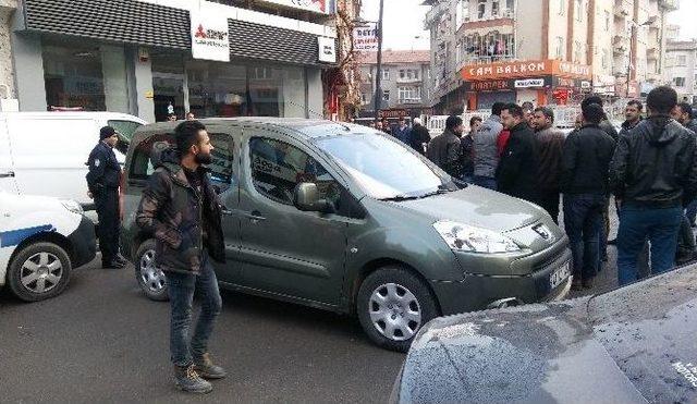 Parkmetre Uygulamasına Tepki Göstermek İçin Yolu Trafiğe Kapattılar