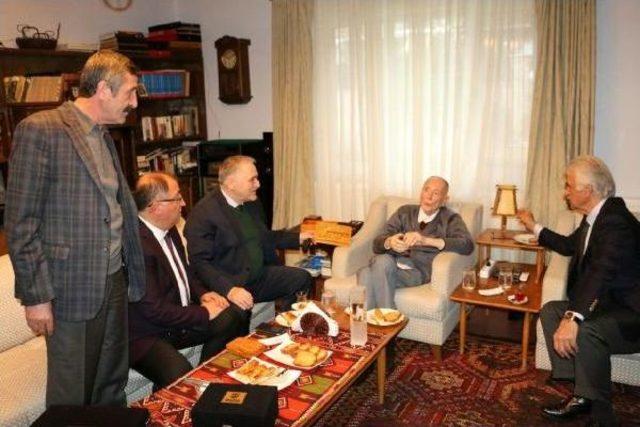 İstanbul Eski Belediye Başkanı Ahmet İsvan’A ‘Vefa’ Ödülü