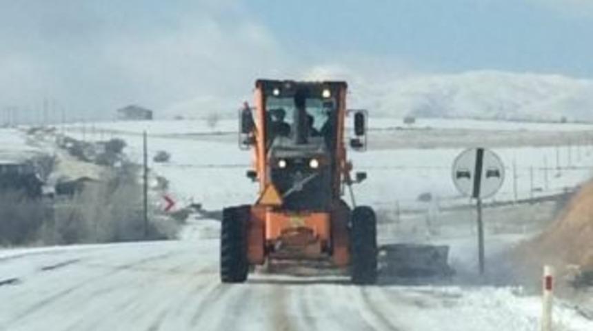 Elazığ&rsquo;da Kar Nedeniyle 23 K&ouml;y Yolu Ulaşıma Kapandı