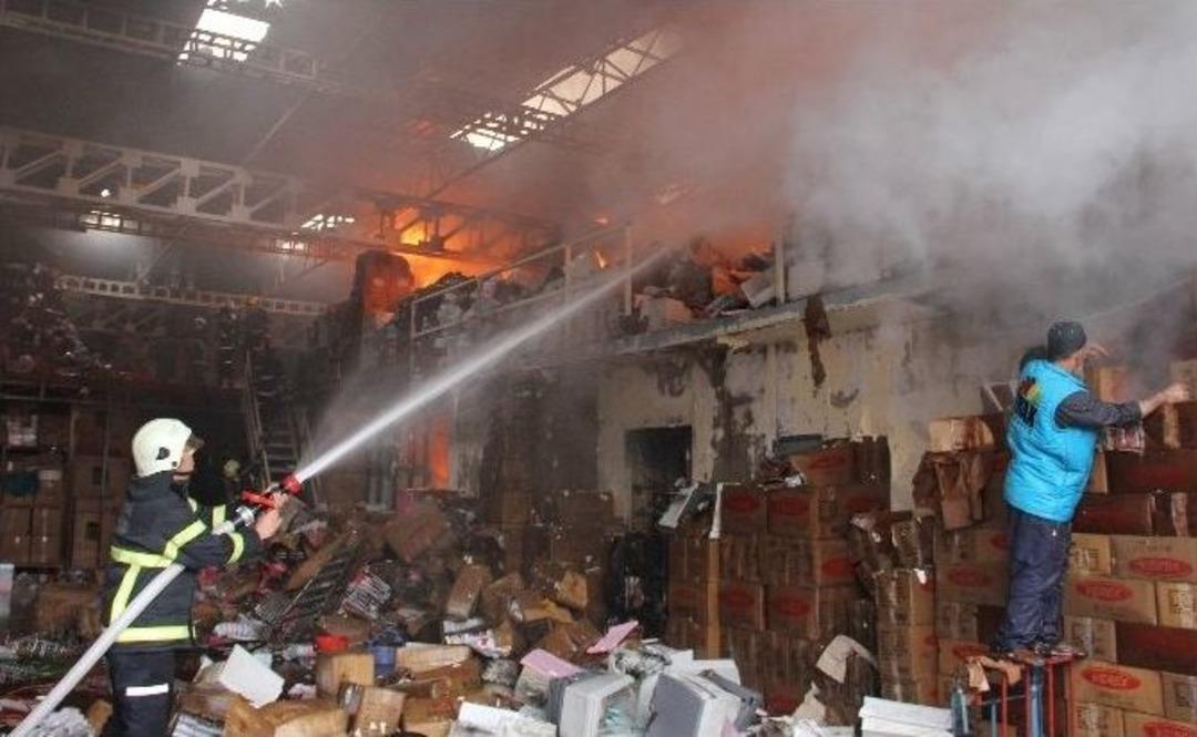 Adana&rsquo;da Plastik Eşya Deposunda Yangın