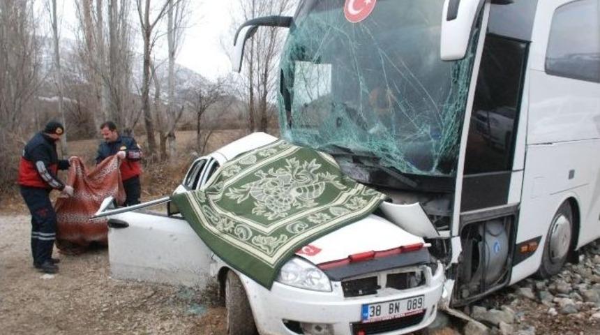Tokat&rsquo;ta Yolcu Otob&uuml;s&uuml; İle Otomobil &Ccedil;arpıştı: 3 &Ouml;l&uuml;, 5 Yaralı
