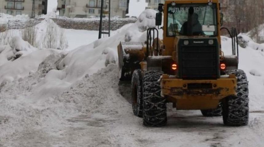 Bitlis Belediyesinden Karla M&uuml;cadele &Ccedil;alışması