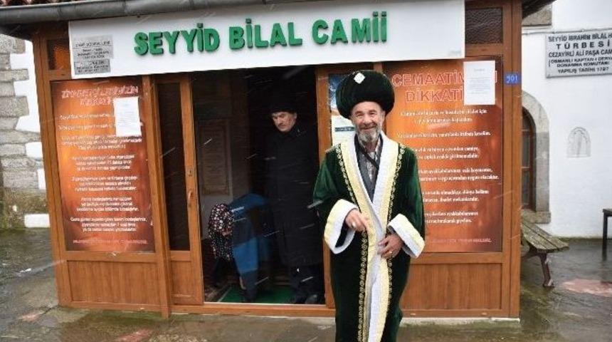 Ertuğrul Gazi Kıyafetiyle T&uuml;rbeleri Geziyor