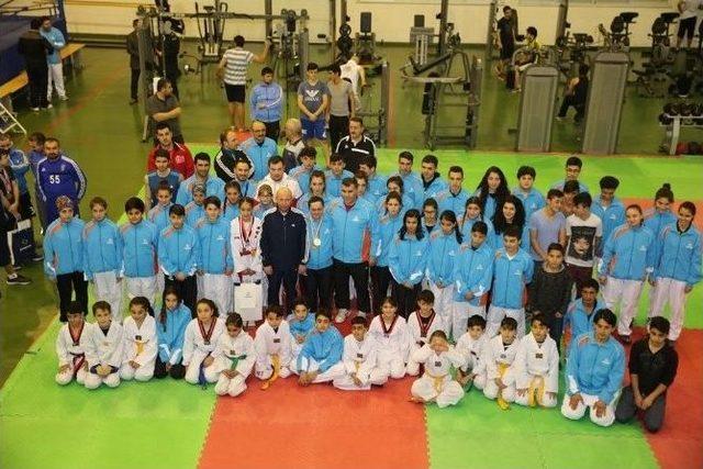 Başkan Çolakbayrakdar Başarılı Sporcuları Ödüllendirdi