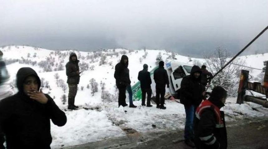 Kar, Hisarcık-simav Yolu S&uuml;r&uuml;c&uuml;lere Ge&ccedil;it Vermiyor