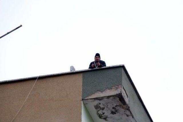 Çatıya Çıkan Dernek Başkanını Polis Ikna Etti