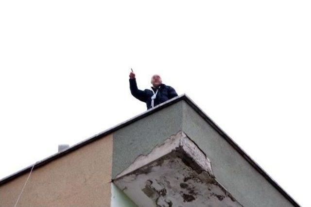 Çatıya Çıkan Dernek Başkanını Polis Ikna Etti