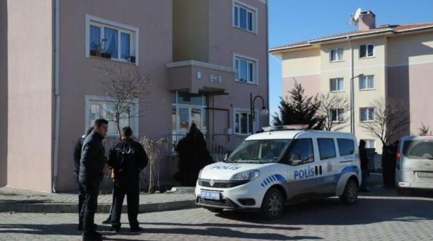 Tartıştığı Eşini Başından Silah Kabzasıyla Yaralayıp Ka&ccedil;tı