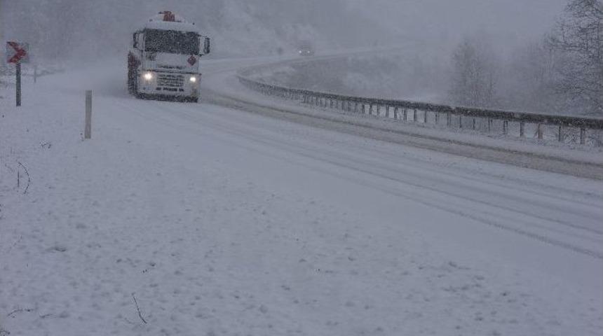 Sinop&rsquo;ta Yoğun Kar Yağışı S&uuml;r&uuml;c&uuml;lere Zor Anlar Yaşattı