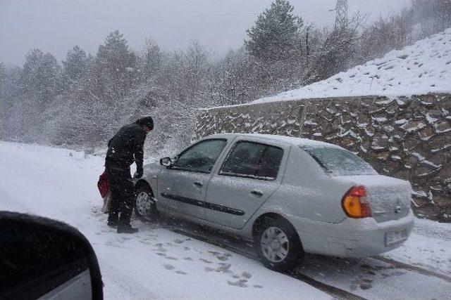 Sinop’ta Yoğun Kar Yağışı Sürücülere Zor Anlar Yaşattı