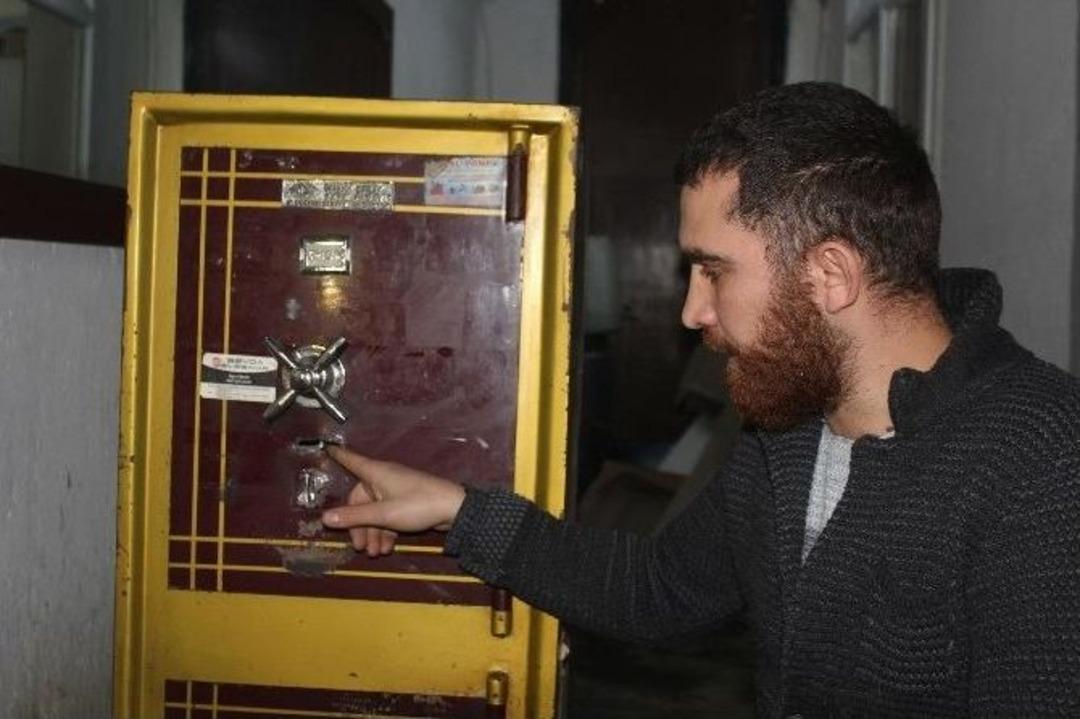 (&ouml;zel Haber) &Ccedil;atıdan Girdiği Kuyumcudan 130 Bin Tl&rsquo;lik Soygun Yaptı