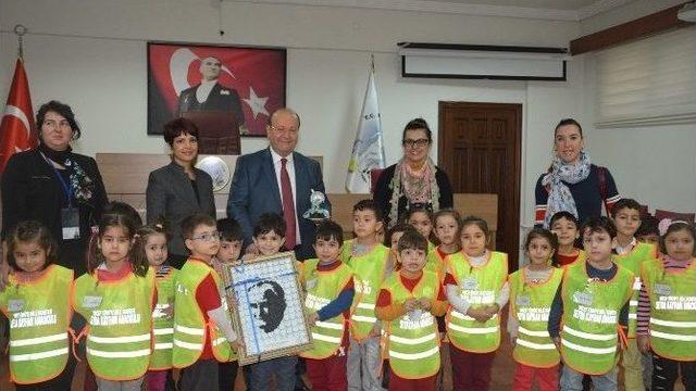 Çevreci Miniklerden Başkan Özakcan’a Anlamlı Hediye