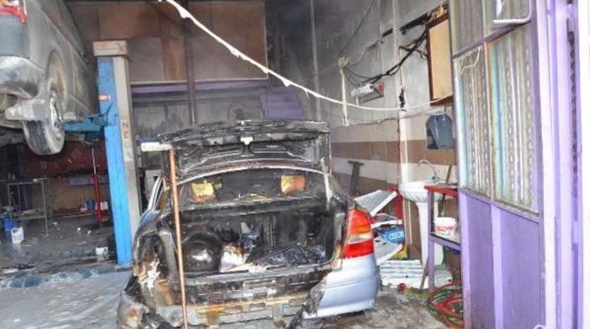 Gaz Ka&ccedil;ağı I&ccedil;in Tamire Getirilen Lpg'li Otomobil Yandı