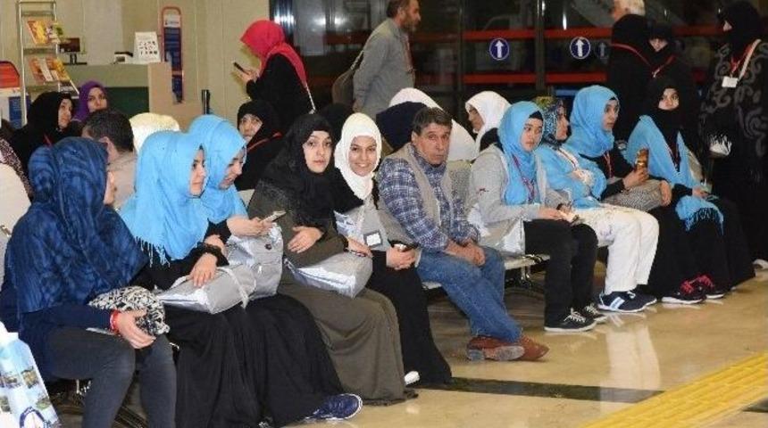 &Ouml;ğrenciler Dualarla Umreye G&ouml;nderildi