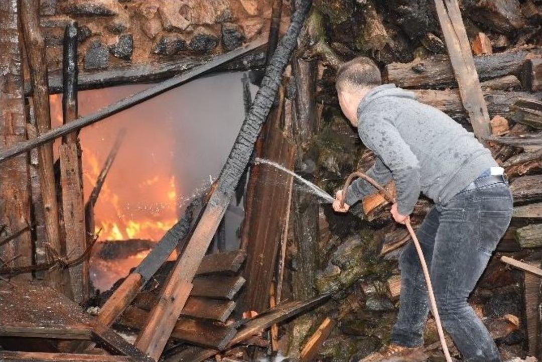 Yangında 16 Bin Lirası K&uuml;l Oldu