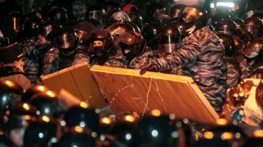 Polis protestocuların kampına girdi