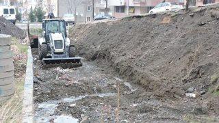 Lalapaşa’da Dere Temizlik Çalışması