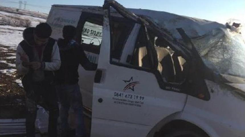 Kamyonet Takla Attı, 3 Kişi Yara Almadan Kurtuldu