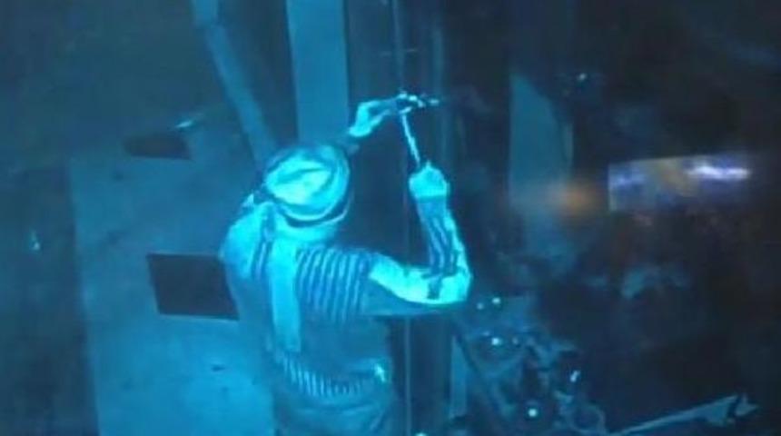 Birecik&rsquo;Te, Iş Yerindeki Hırsızlık Kameraya Takıldı