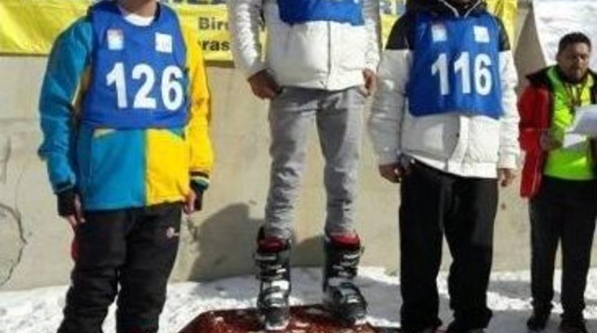 &Ouml;zel Sporcu Erkan Herzem Erzurum&rsquo;da Kayak Şampiyonu Oldu