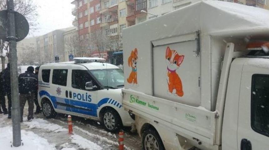 Eve Kilitlenerek &Ouml;l&uuml;me Terk Edilen K&ouml;peği İtfaiye Ekipleri Kurtardı