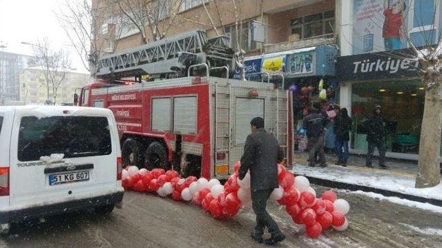 Eve Kilitlenerek Ölüme Terk Edilen Köpeği İtfaiye Ekipleri Kurtardı