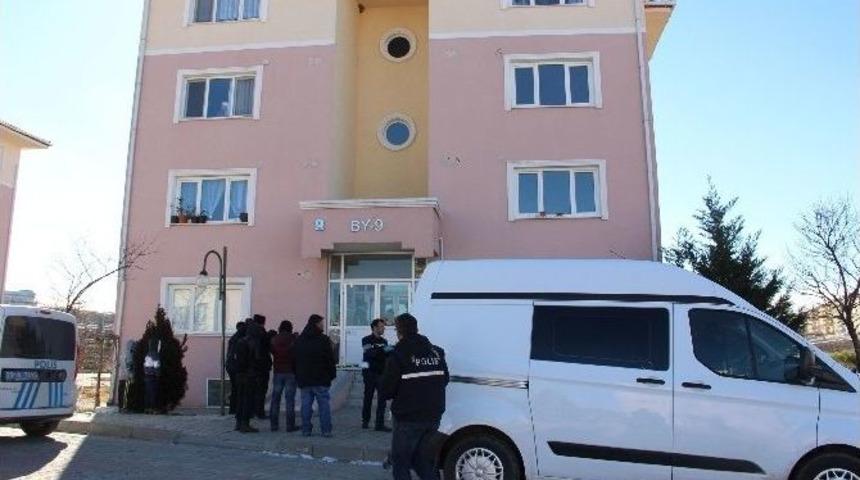 &Ouml;fkeli Koca Tartıştığı Eşinin Başına Silah Kabzasıyla Vurdu, Etrafa Ateş A&ccedil;tı