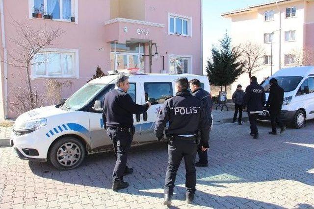 Öfkeli Koca Tartıştığı Eşinin Başına Silah Kabzasıyla Vurdu, Etrafa Ateş Açtı