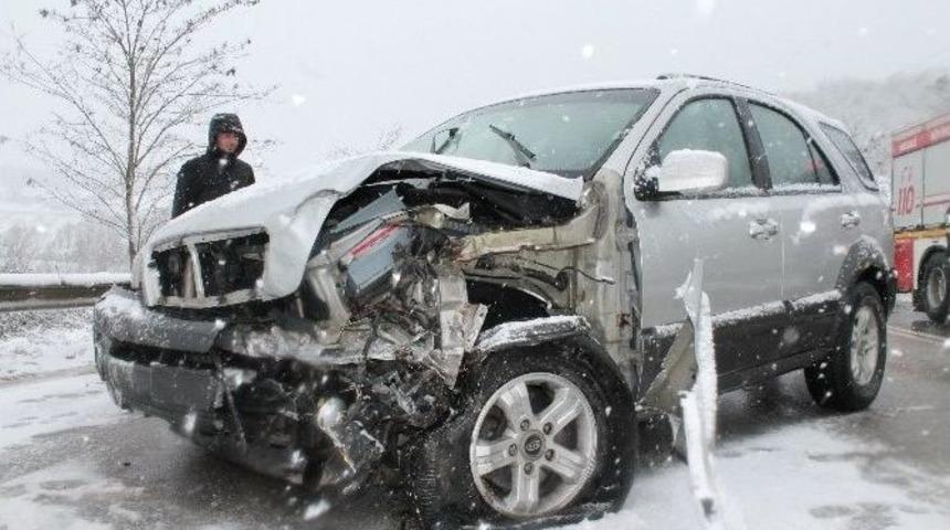 Kocaeli&rsquo;de 2 Ara&ccedil; Kafa Kafaya &Ccedil;arpıştı: 1 Yaralı