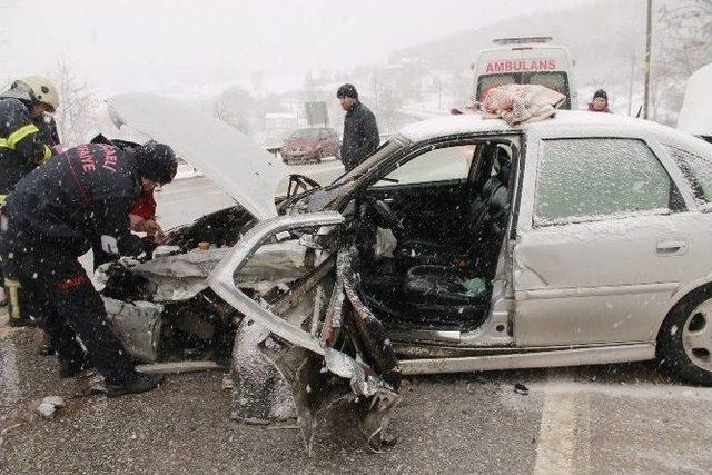 Kocaeli’de 2 Araç Kafa Kafaya Çarpıştı: 1 Yaralı