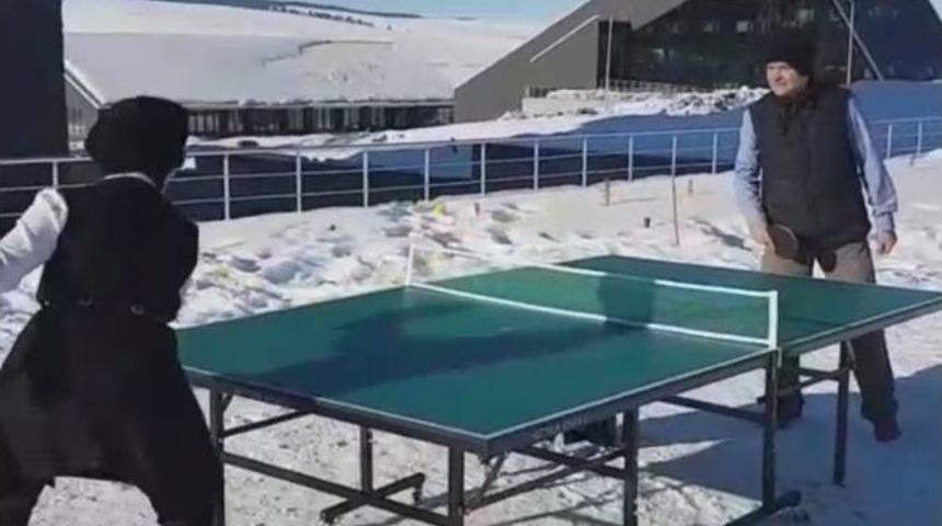 Kar &Uuml;st&uuml;nde Masa Tenisi Keyfi