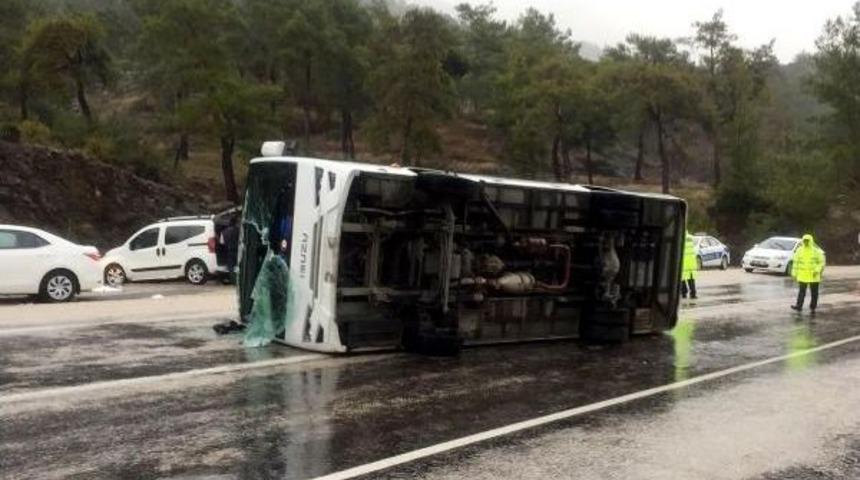 Kemer'de Tur Midib&uuml;s&uuml; Devrildi: 13 Yaralı