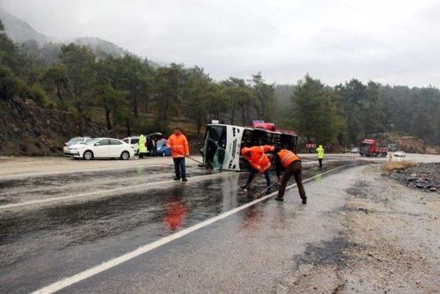 Kemer'de Tur Midibüsü Devrildi: 13 Yaralı