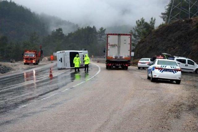 Kemer'de Tur Midibüsü Devrildi: 13 Yaralı