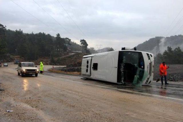 Kemer'de Tur Midibüsü Devrildi: 13 Yaralı