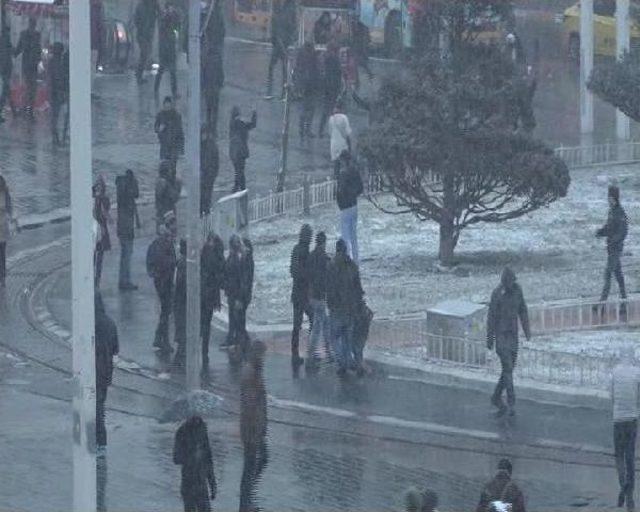 İstanbul'da Akşam Saatlerinde Kar Etkili Oluyor