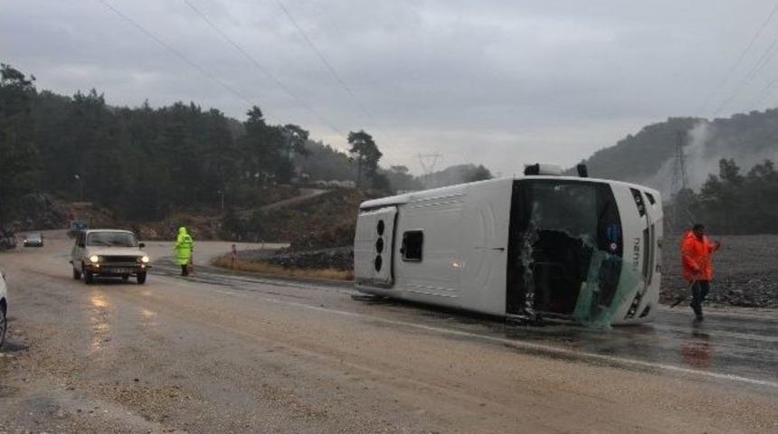 Antalya&rsquo;da Turist Midib&uuml;s&uuml; Devrildi: 13 Yaralı