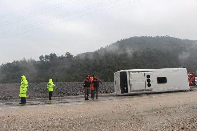 Antalya’da Turist Midibüsü Devrildi: 13 Yaralı