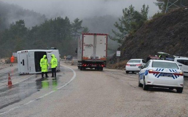 Antalya’da Turist Midibüsü Devrildi: 13 Yaralı