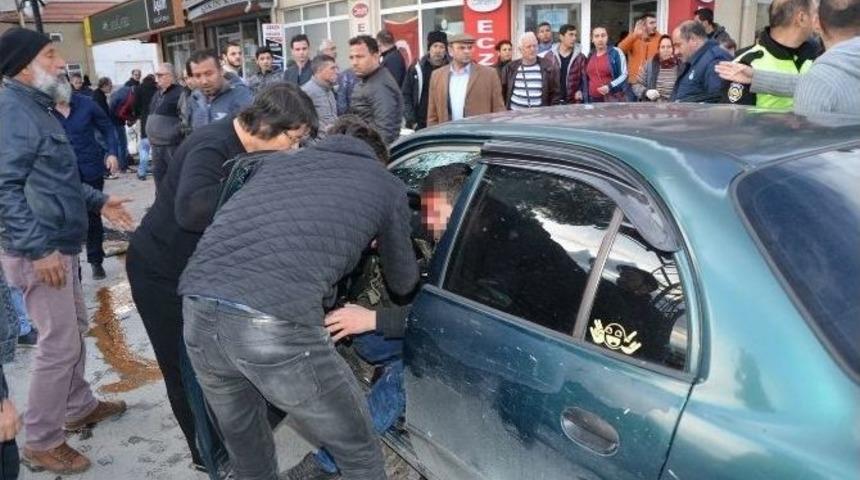 Milas&rsquo;ta İki Otomobil &Ccedil;arpıştı: 2 Yaralı