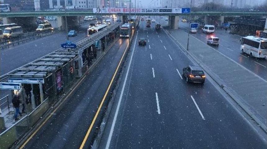 İstanbul&rsquo;da Kar Yağışı Etkisini Arttırdı