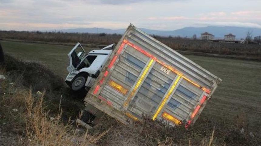 Tır Ile Kamyonet &Ccedil;arpıştı: 2 Yaralı