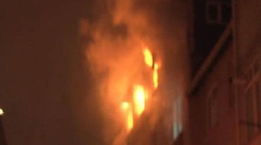 &Uuml;sk&uuml;dar'da 4 Katlı Binada Yangın (1)