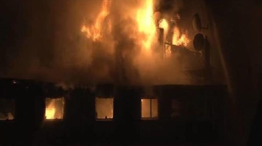 &Uuml;sk&uuml;dar'da 4 Katlı Binada Yangın (2)