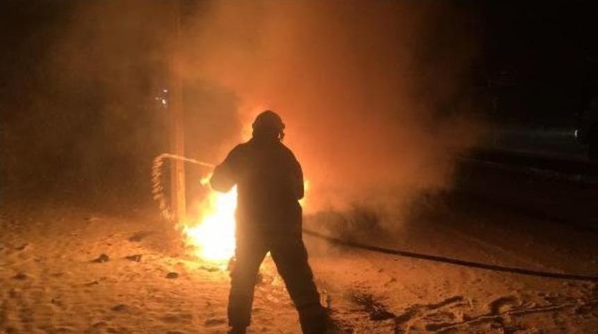 Aydınlatma Direğine &Ccedil;arpan Otomobil, Alev Alev Yandı