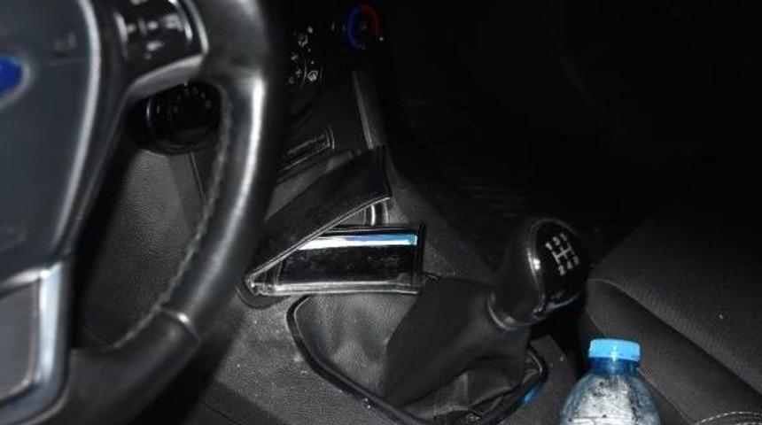 Polisten Ka&ccedil;an Hırsızlar, Kimliklerini Otomobilde Unuttu