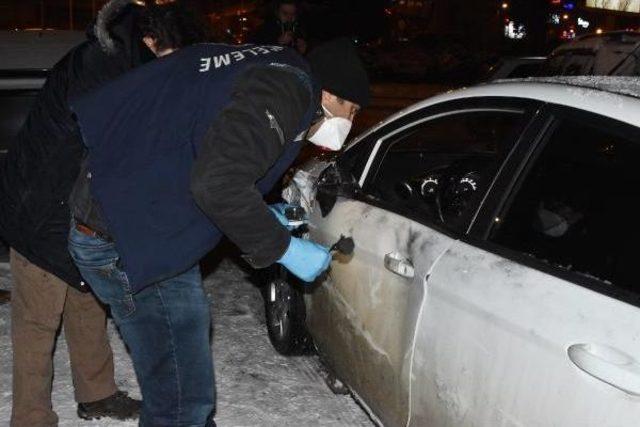 Polisten Kaçan Hırsızlar, Kimliklerini Otomobilde Unuttu