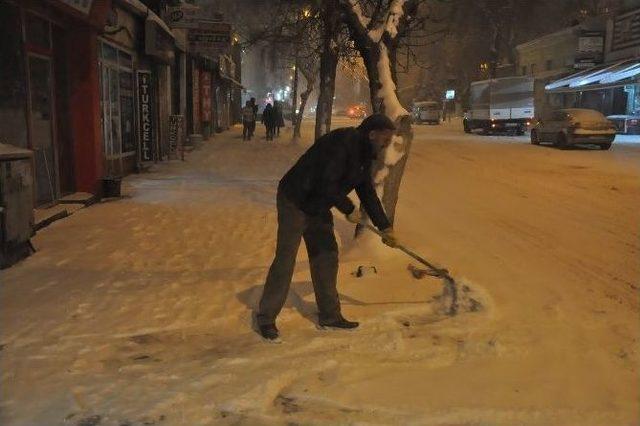 Kars’ı Kar Ve Tipi Esir Aldı