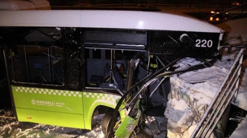 Karda Kayan Halk Otob&uuml;s&uuml; Duvara Girdi: 1 Yaralı